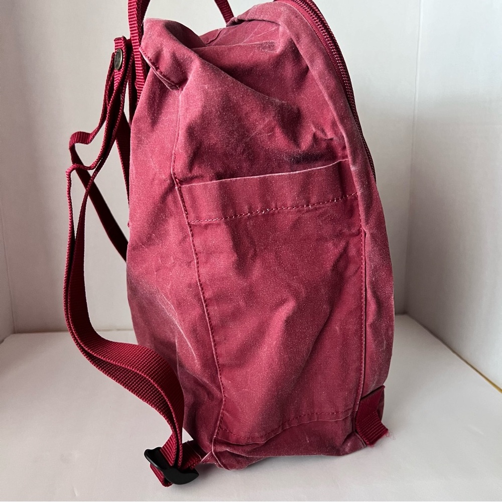 Fjallraven Kanken Classic Backpack - Picture 4 of 11